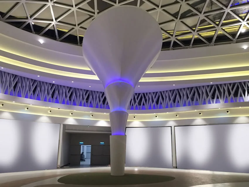 Membranowa forma rzeźbiarska w kształcie kielicha z podświetleniem w atrium galerii handlowej