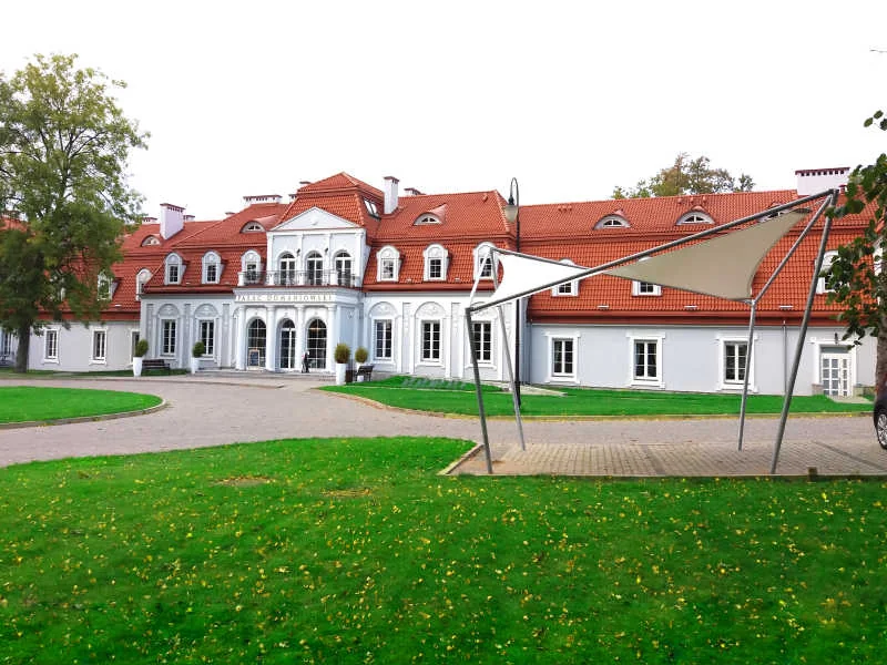 Membranowe zadaszenie żaglowe przy zabytkowym pałacu (Pałac Domaniowski)