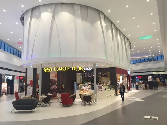 Membranowa obudowa kawiarni Carte d'Or we wnętrzu galerii handlowej, Września