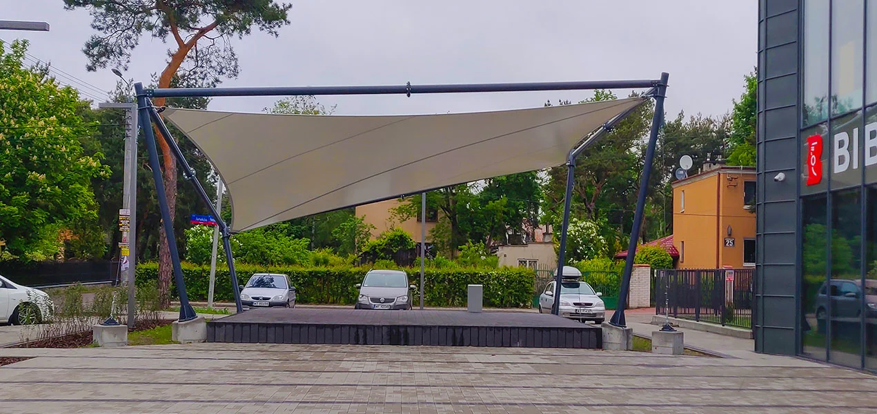 Membranowa wiata zadaszająca miejsca parkingowe na stalowej konstrukcji