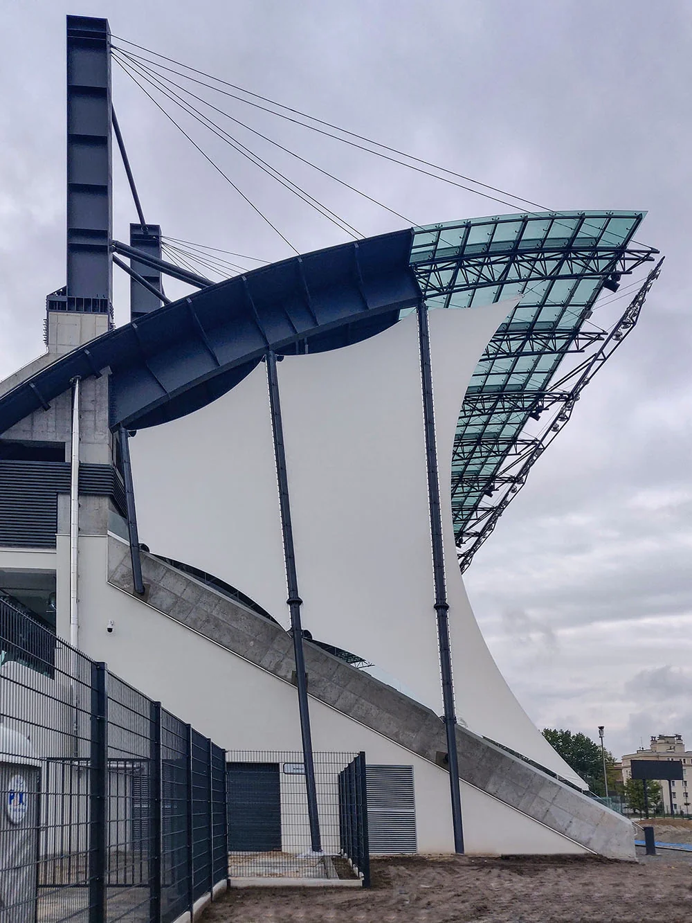 Membranowe zadaszenie trybuny stadionu na masztach i cięgnach stalowych