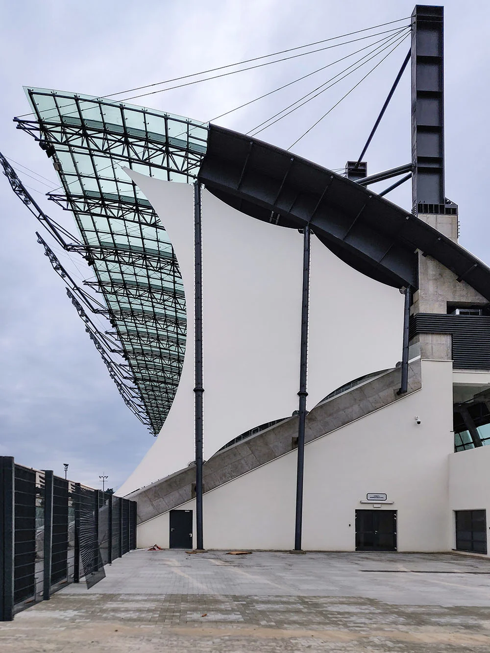 Membranowa fasada/zadaszenie trybuny stadionowej na stalowej konstrukcji