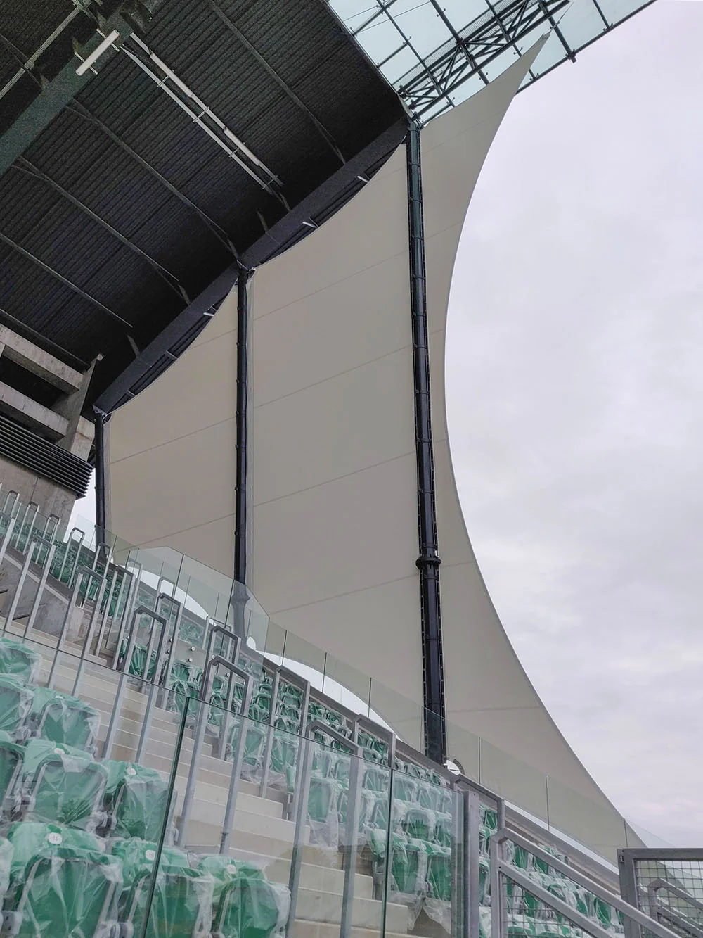 Membrana trybuny stadionu od strony siedzisk, ujęcie z dołu