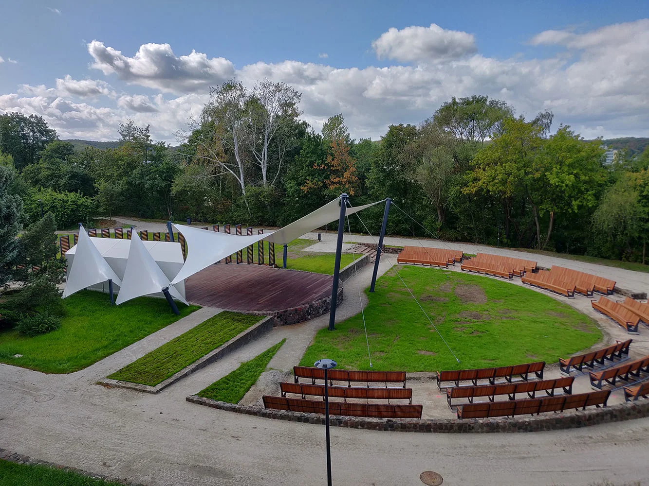 Amfiteatr z membranowym zadaszeniem sceny i półokrągłą widownią z ławek