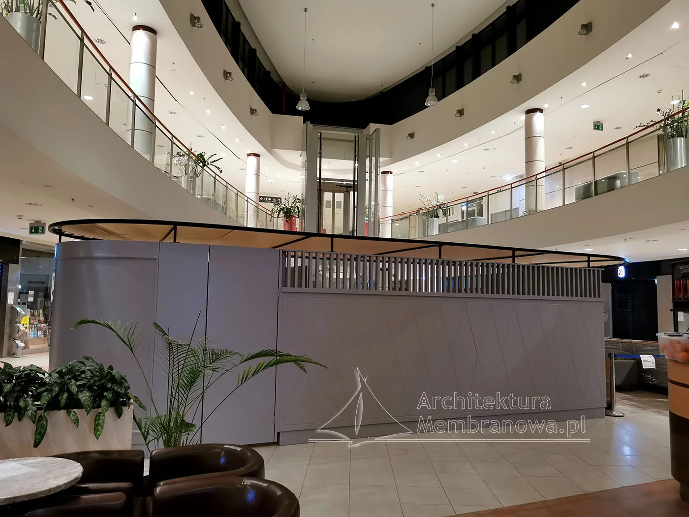 Owalna konstrukcja membranowa nad stoiskiem w atrium galerii handlowej