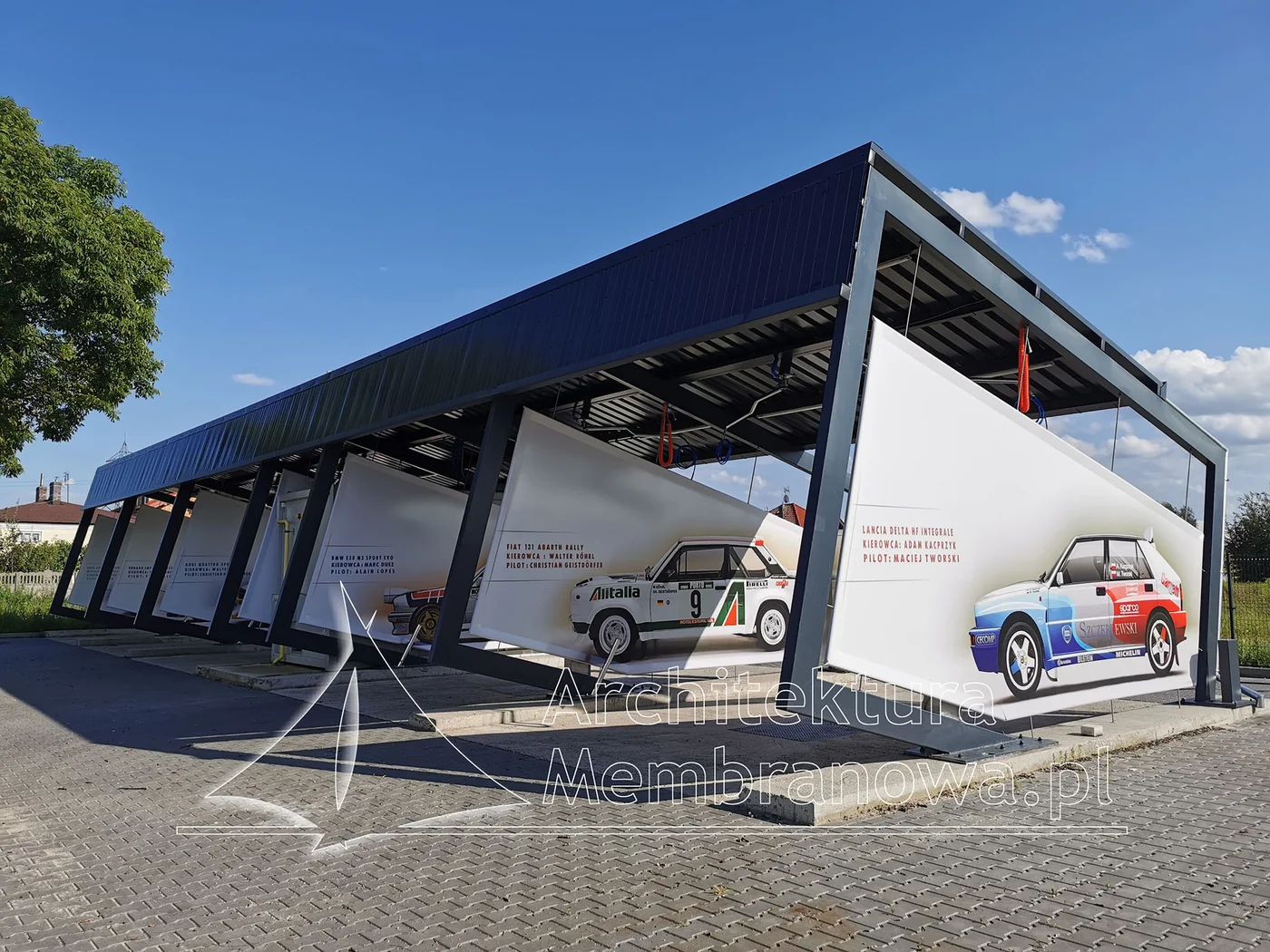 Zadaszenie membranowe nad ekspozycją samochodów rajdowych na stalowej konstrukcji