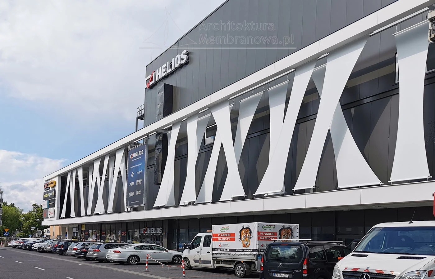 Membranowa fasada centrum handlowego z kinem Helios, białe panele napinane, Legionowo