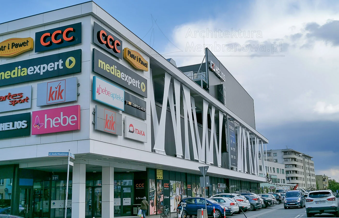 Fasada membranowa galerii handlowej z szyldami najemców i kinem Helios, Legionowo